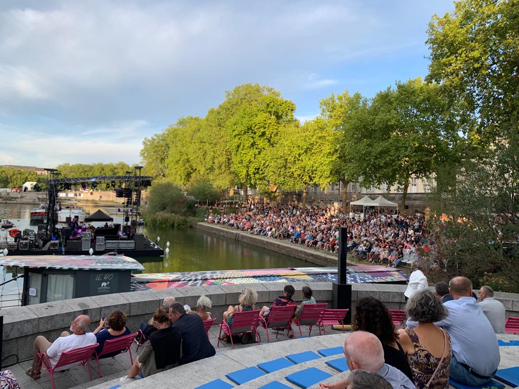 enedis_pdl's tweet photo. Une fois de plus nous sommes #partenaire des @RDV_Erdre, l'occasion de remercier les acteurs du territoires et de confirmer notre engagement à leur côté au service de la #transitionecologique 🤝🎷🌳 https://t.co/zh1DptLKWk