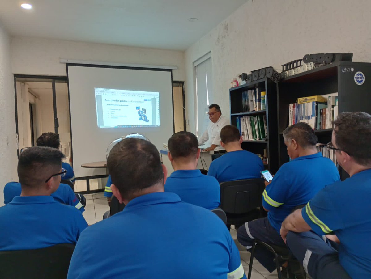 BarmexMexico's tweet photo. Nuestro equipo 👷‍♀️👷🏻de #Guadalajara en #capacitacion, muchas gracias a nuestros proveedores por su tiempo y felicidades al equipo de #Guadalajara por su constante crecimiento!!!
#barmexmexico #skf #rodamientos https://t.co/duKNJQnfaH