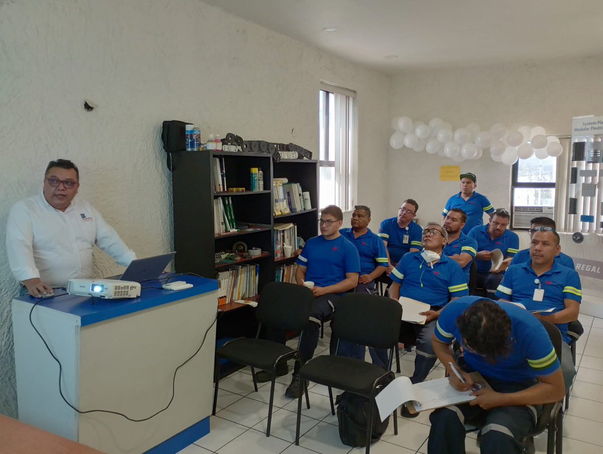 BarmexMexico's tweet photo. Nuestro equipo 👷‍♀️👷🏻de #Guadalajara en #capacitacion, muchas gracias a nuestros proveedores por su tiempo y felicidades al equipo de #Guadalajara por su constante crecimiento!!!
#barmexmexico #skf #rodamientos https://t.co/duKNJQnfaH