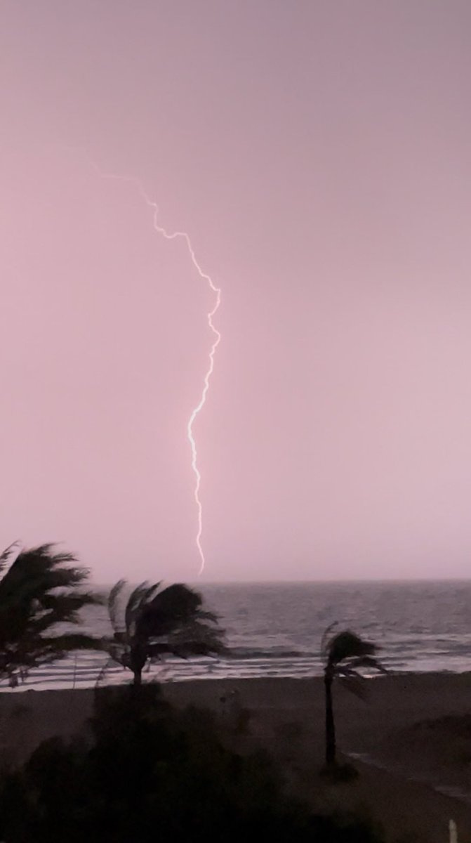 El mar siempre precioso, hasta con tormentón ⚡️⚡️🌪 #sinfiltros <a href="/AEMET_CValencia/">AEMET Comunitat Valenciana</a>