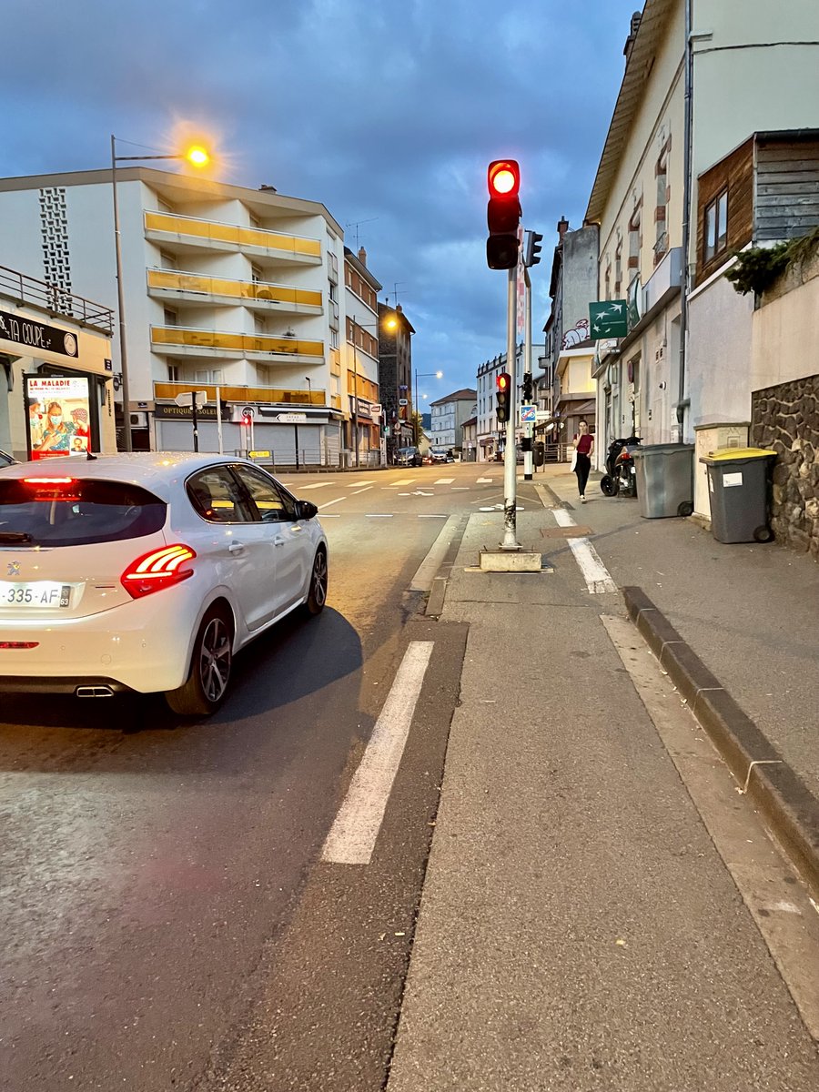 Velocite63's tweet photo. 🤨 Quelle idée de mettre un poteau (même un feu temporaire) au milieu de la voie 🚲 !?
Imaginez l'équivalent sur une voie 🚗 !
Il faut vraiment former les intervenants...
cc @CyrilCineux av Léon Blum. https://t.co/V2FgJvdzt7