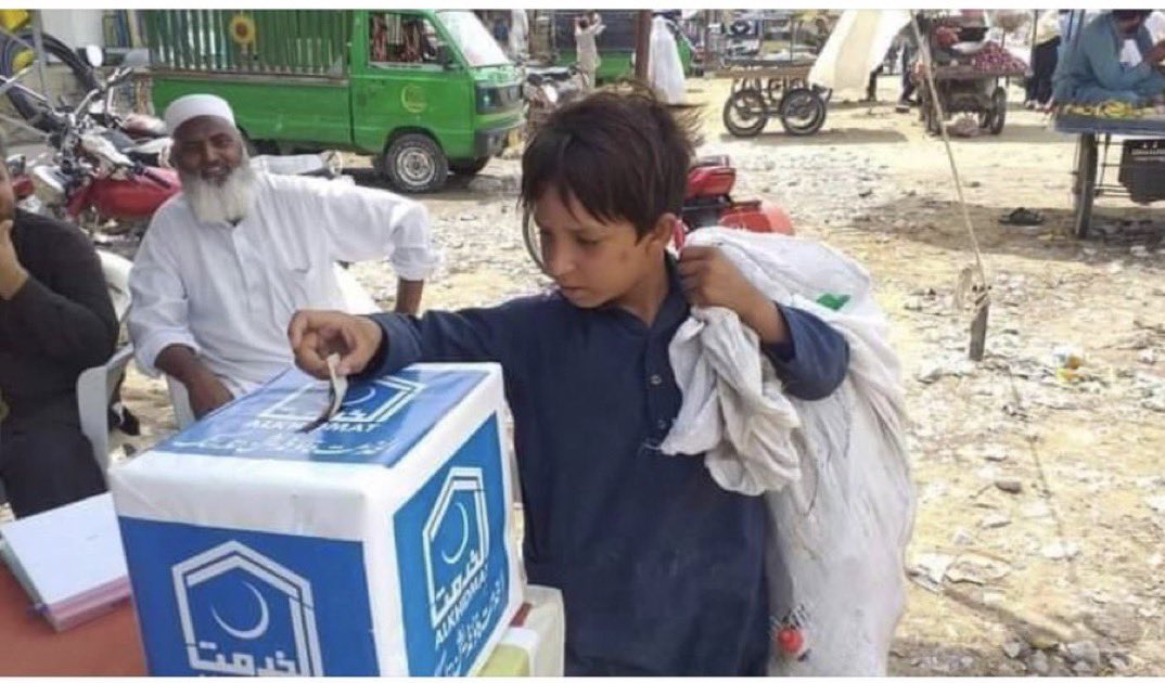dmspitafi's tweet image. Small boy,but a big heart. Politicians of my country should learn from this generous boy.
#KalaBaghDam
#DGKhan 
 #KalaBaghDam