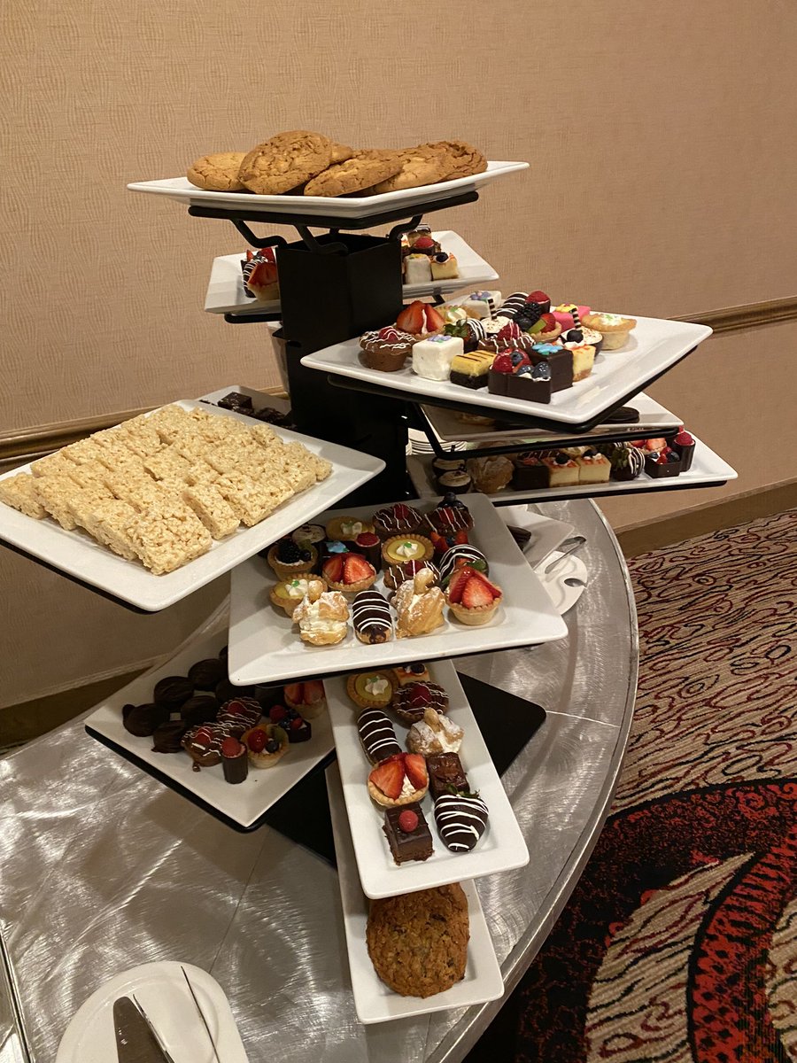 Our banquet #desserttower is a little specialty of ours! 😙🤭 Have a taste at your next meeting with us!
#HiltonForTheStay #dessert #banquet