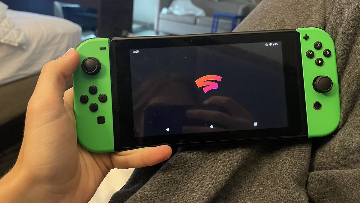 ValcoreVessi's tweet photo. It’s both bizarre and amazing that this is a thing now

#cursedgaming #xbox #nintendoswitch #jailbroken #stadia #cloudgaming https://t.co/5IOKlcc05G