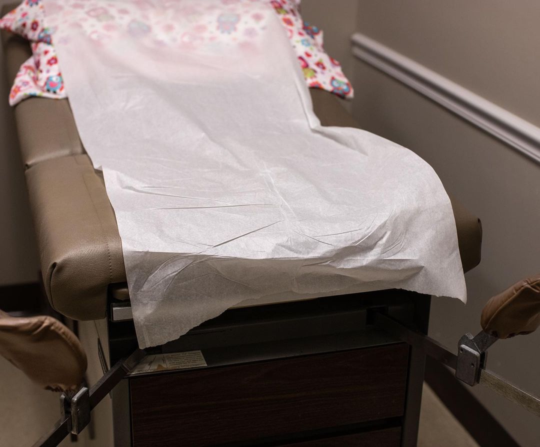 ReadingThePix's tweet photo. Photographer @kayleegreenlee arrived at Alamo Women’s Reproductive Services abortion clinic less than one hour after trigger law kicked in banning all TX abortions. Sense of loss down to crinkled exam table paper. (Via @TexasTribune.) https://t.co/EQPoHtpi59
