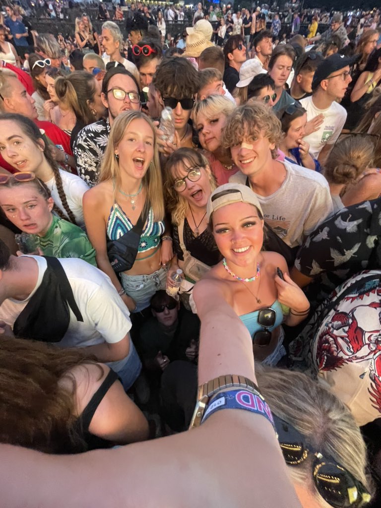 IzzyThompsson's tweet photo. #NoMusicOnADeadPlanet #LeedsFestival WHY AYE MAN https://t.co/UkAeRgVqQW
