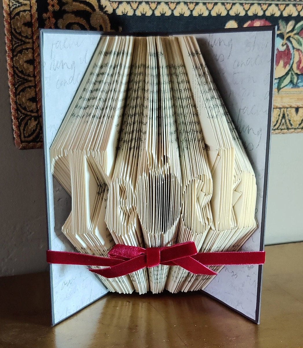 casady_sandra's tweet photo. Thanks for the kind words! ★★★★★ "This is very well done. I bought it as a retirement gift. She kept in touch with me as the post office took forever to deliver it." Sharon S. https://t.co/viK3wHaJMf #etsy #black #white #bedroom #tabletop #paper #foldedbooks #teacher https://t.co/LtTSxGwJLE