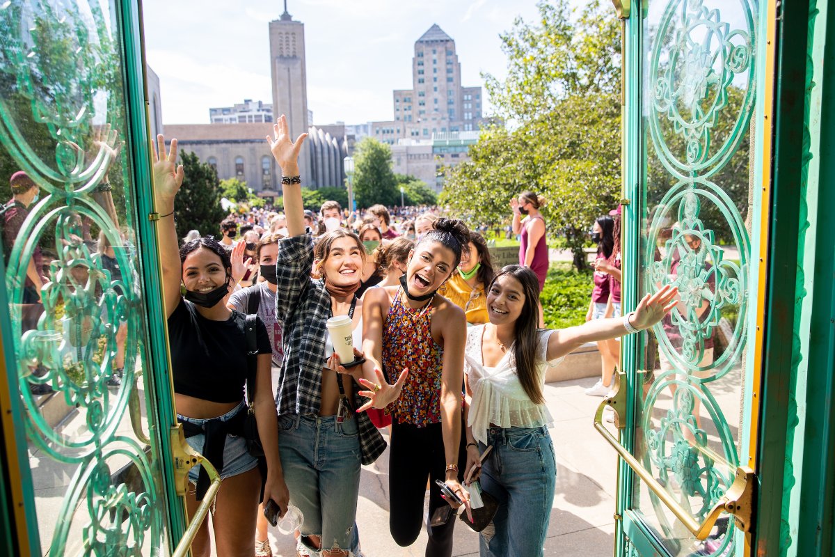 LoyolaSOE's tweet photo. Welcome to Loyola! 

Today is New Student Convocation - an annual tradition where all new students (first-year &amp; transfer) officially begin their academic careers as Ramblers. #LUCSOE #GoRamblers #RamblerPride https://t.co/3dLrkGmjsl