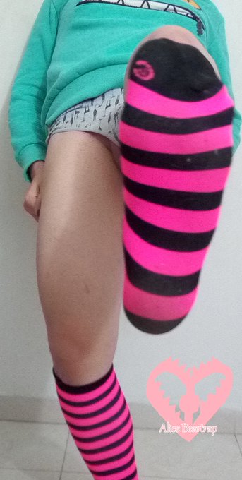 Ok, pervert, tell me how much you like my feets and I will rub them over your face ;3 #feetworship #feet