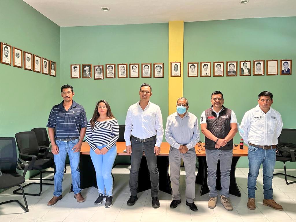 COESFO_GobOax's tweet photo. Personal especializado de la @COESFO_GobOax, continuando con el Programa de Prevención de Incendios Forestales, impartió capacitación sobre dicho programa a Autoridades Municipales y Policías en San Juan del Estado, asistió también nuestro Dir. @Aaron_Juarez. @alejandromurat https://t.co/D9EzrFEVsx