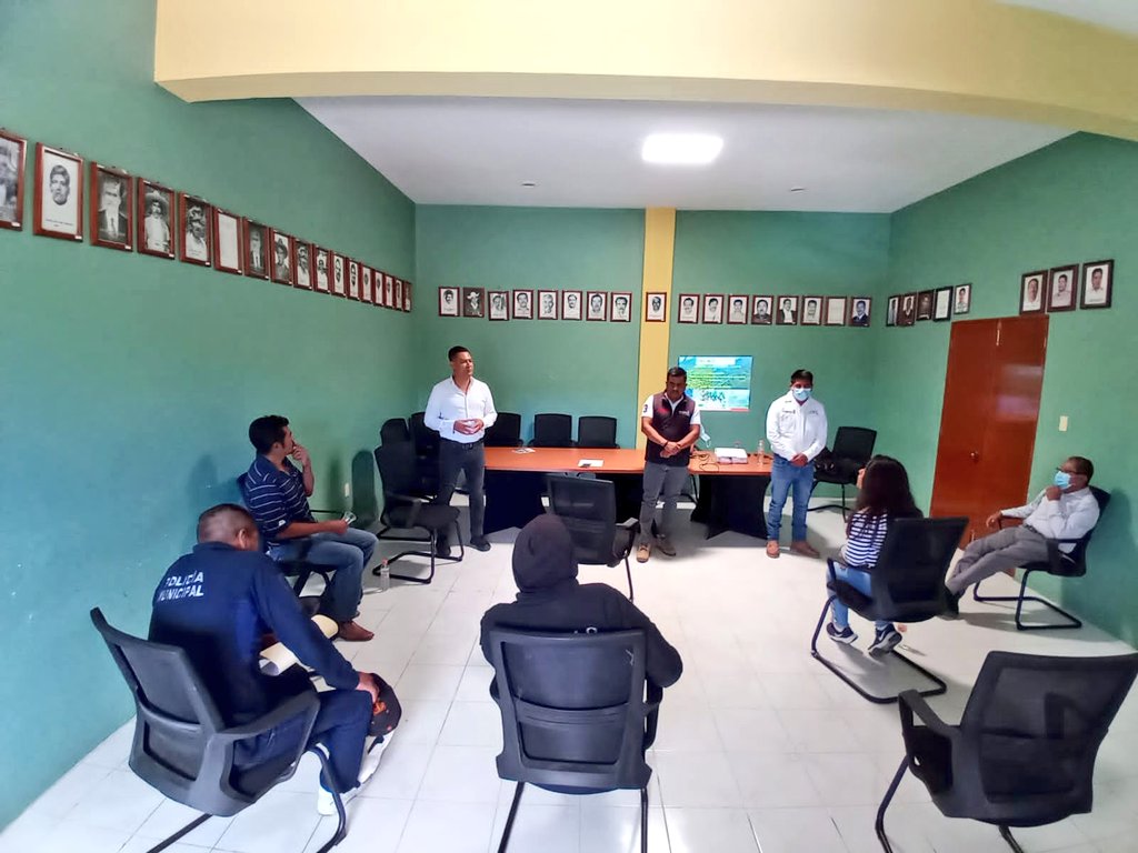 COESFO_GobOax's tweet photo. Personal especializado de la @COESFO_GobOax, continuando con el Programa de Prevención de Incendios Forestales, impartió capacitación sobre dicho programa a Autoridades Municipales y Policías en San Juan del Estado, asistió también nuestro Dir. @Aaron_Juarez. @alejandromurat https://t.co/D9EzrFEVsx