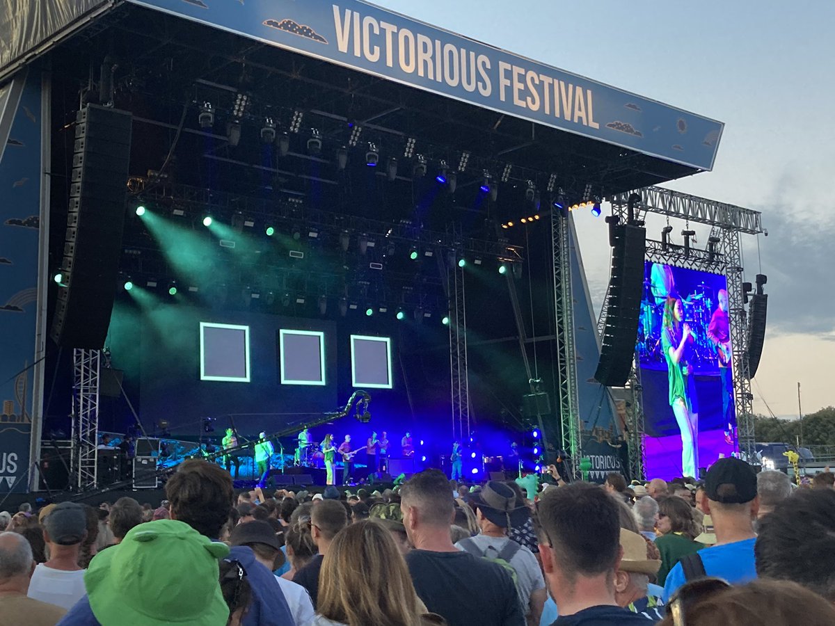 JossRoupell's tweet photo. @bombaybicycle putting on an amazing show as ever @victoriousfestival - it’s always like this @HighburyJournos https://t.co/6pdj69nrrh