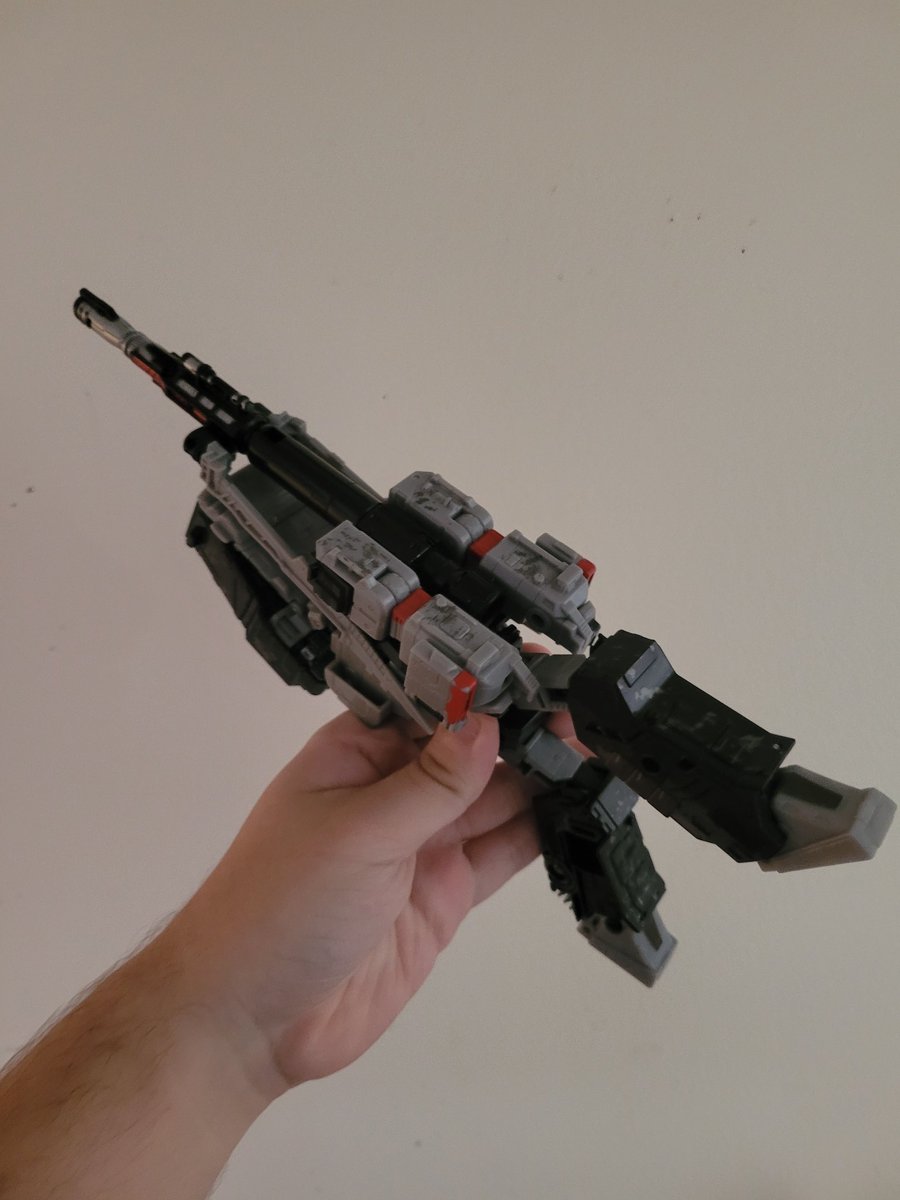 EnderPreston's tweet photo. Behold, the ultimate Siege Megatron gun mode! It fits well in a man-sized hand, it's nice and sleek, and the peg on the side of the crotch makes a good trigger (just like the G1 toy, am I right? XD)
(1/2)
#Transformers #WFCTrilogy #Megatron #toys #ActionFigure https://t.co/FLD28tcBBK
