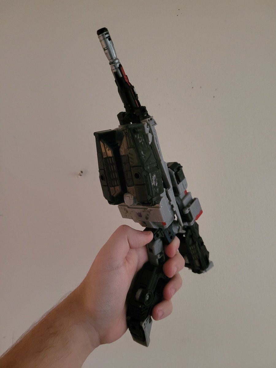 EnderPreston's tweet photo. Behold, the ultimate Siege Megatron gun mode! It fits well in a man-sized hand, it's nice and sleek, and the peg on the side of the crotch makes a good trigger (just like the G1 toy, am I right? XD)
(1/2)
#Transformers #WFCTrilogy #Megatron #toys #ActionFigure https://t.co/FLD28tcBBK