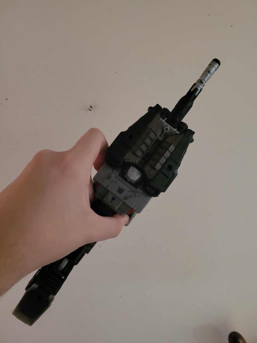 EnderPreston's tweet photo. Behold, the ultimate Siege Megatron gun mode! It fits well in a man-sized hand, it's nice and sleek, and the peg on the side of the crotch makes a good trigger (just like the G1 toy, am I right? XD)
(1/2)
#Transformers #WFCTrilogy #Megatron #toys #ActionFigure https://t.co/FLD28tcBBK