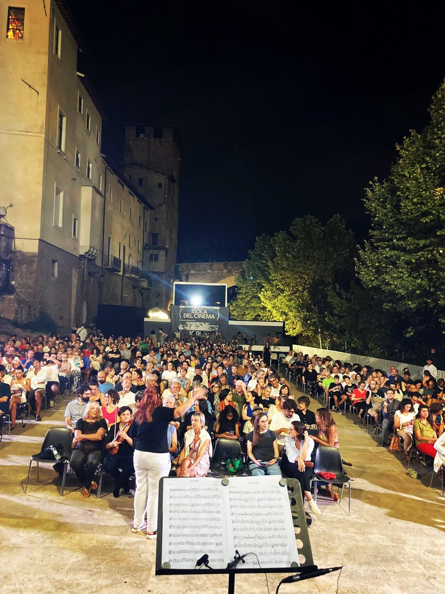 Pienone in Arena #Lexus per il concerto MORRICONE E NOI! Paolo Vivaldi eseguirà al piano brani celebri e inediti del Maestro #EnnioMorricone accompagnato dalla violinista Stefania Cimino.
#IsolaDelCinema