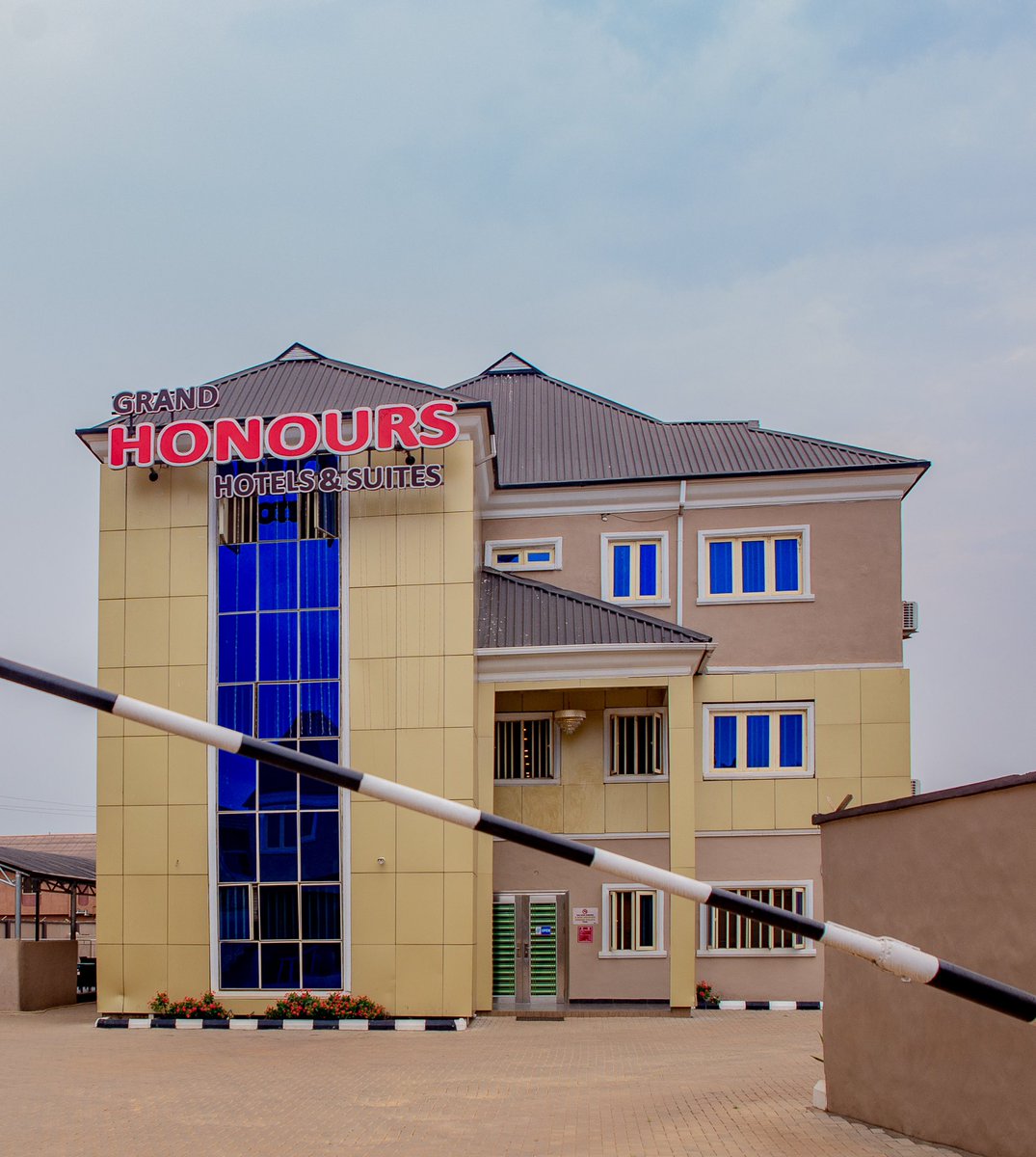 DammyLagos's tweet photo. You are going to Ijebu Ode and it’s environs and you are not lodging at Grand Honours hotel and suites, we have 24/7 light and so many other amenities, please Rt my potential customer is on your TL. https://t.co/UJvvzxL5VO
