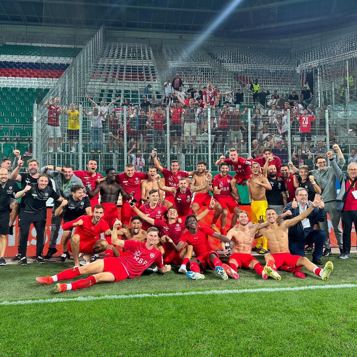 VaduzFC's tweet photo. GRUPPENPHASE, WIR KOMMEN!
Weil's so schön war, hier noch einige Impressionen von der gestrigen Sensation mit dem Einzug in die UEFA Europa Conference League Gruppenphase 📸

📈 Swipe nach links für die Match-Statistik.

📜 Hier geht's zum Spielbericht: https://t.co/qmp1Khs3Zt https://t.co/ScQsRsAOkX