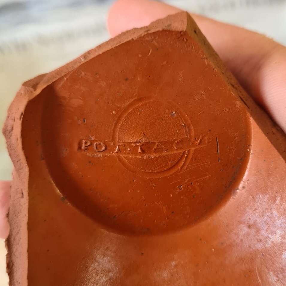 ExploreThePast's tweet photo. #RootsInTime dig diary day 4: Ooh! This is seriously lovely - a little Roman pot with the name POTTACV stamped on the base.

It's rare to get names in archaeology, but today's star find does just that: the potter whose workshop made this Samian ware cup was called Pottacus (1/3) https://t.co/I0FmNFfJws