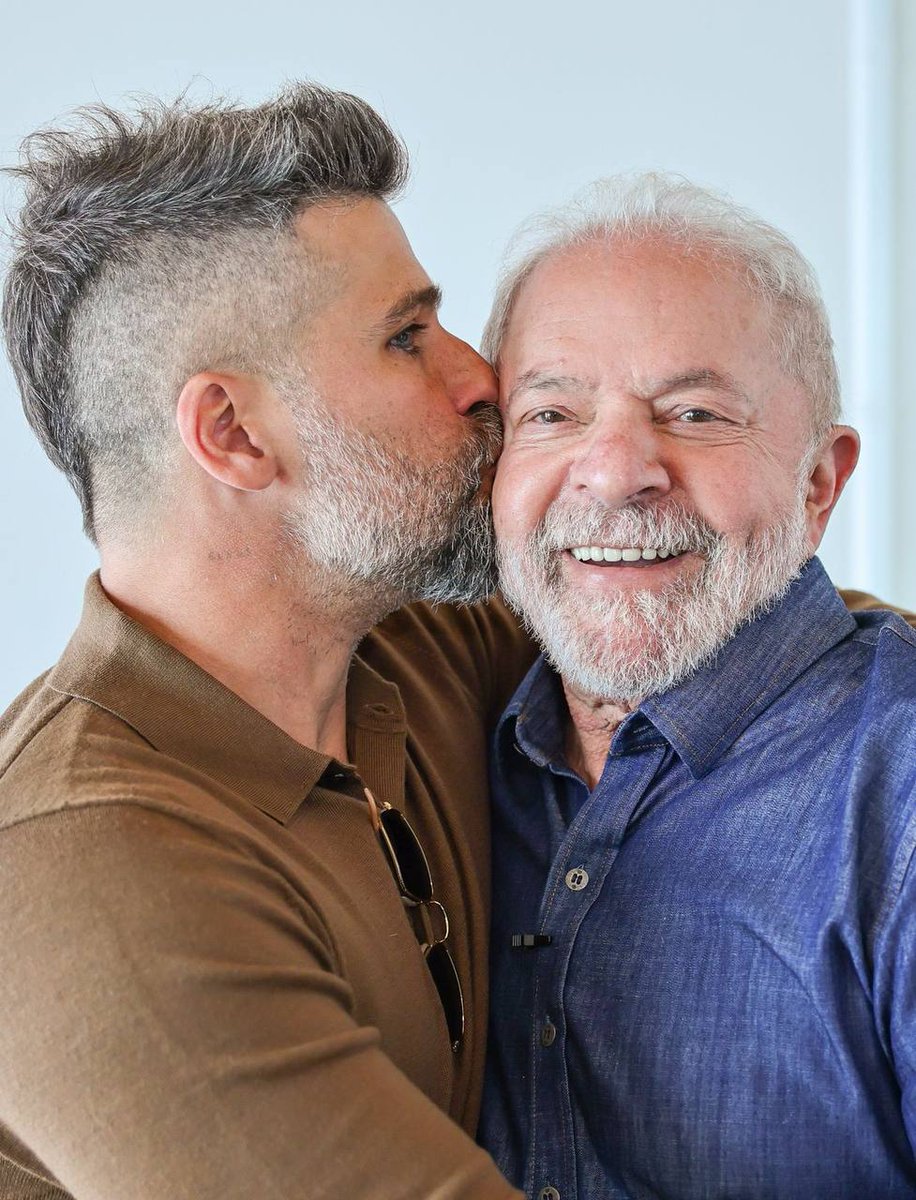 brunogagliasso's tweet photo. Hoje conversei com nosso próximo presidente, @LulaOficial. Falamos muito sobre a importância de investir em uma educação antirracista, apoiar a cultura e fazer a esperança retornar. Sigamos juntos, firmes e fortes!  https://t.co/yFJlidViZg https://t.co/Or64KotqmW