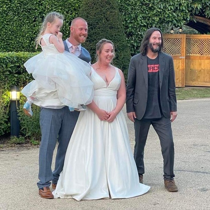 tracklist's tweet photo. ACESSÍVEL! O ator Keanu Reeves apareceu em uma festa de casamento depois de ser convidado pelo noivo no bar do hotel que estava hospedado 🥰 https://t.co/VSnGMbAsXu