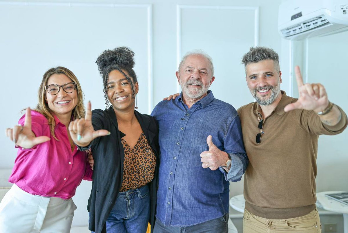 brunogagliasso's tweet photo. Hoje conversei com nosso próximo presidente, @LulaOficial. Falamos muito sobre a importância de investir em uma educação antirracista, apoiar a cultura e fazer a esperança retornar. Sigamos juntos, firmes e fortes!  https://t.co/yFJlidViZg https://t.co/Or64KotqmW