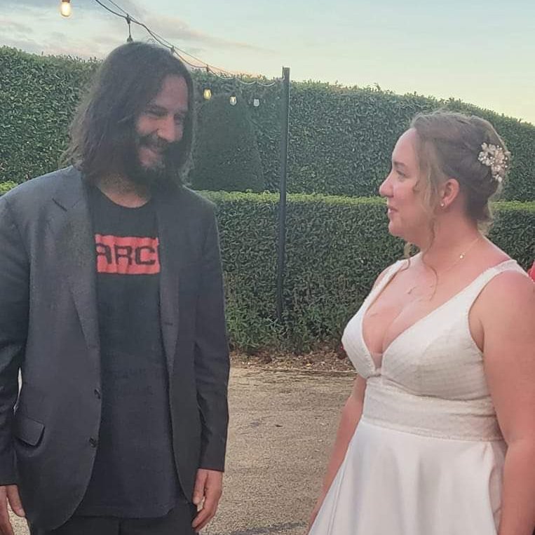 tracklist's tweet photo. ACESSÍVEL! O ator Keanu Reeves apareceu em uma festa de casamento depois de ser convidado pelo noivo no bar do hotel que estava hospedado 🥰 https://t.co/VSnGMbAsXu