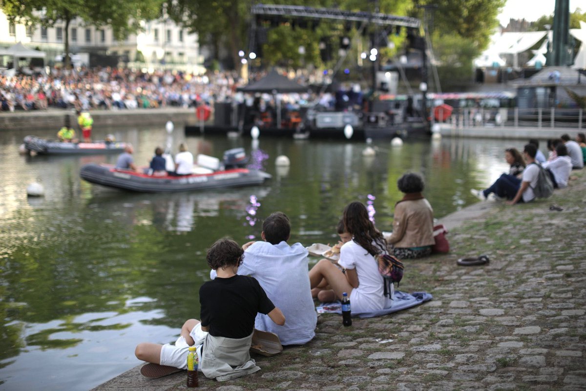 nantesfr's tweet photo. De la scène nautique au bord de l'Erdre, aux douves du @ChateauNantes, une très belle première soirée musicale aux @RDV_Erdre ! https://t.co/n8PthJwaBF