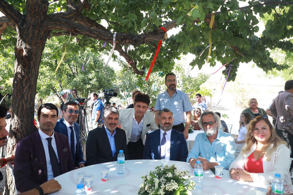 ebekirsahin's tweet photo. Nevşehir’de özel gereksinimli çocuklar için önemli bir akademinin açılışını sanatçılarımız ve gönüllülerimizle birlikte yaptık. Bu güzel eserde emeği büyük olan başta @KalcHasan 
Abimize ve destekçilerimize şükranlarımı sunuyorum.
@Keyderlpa16 https://t.co/NhTHbesIz3