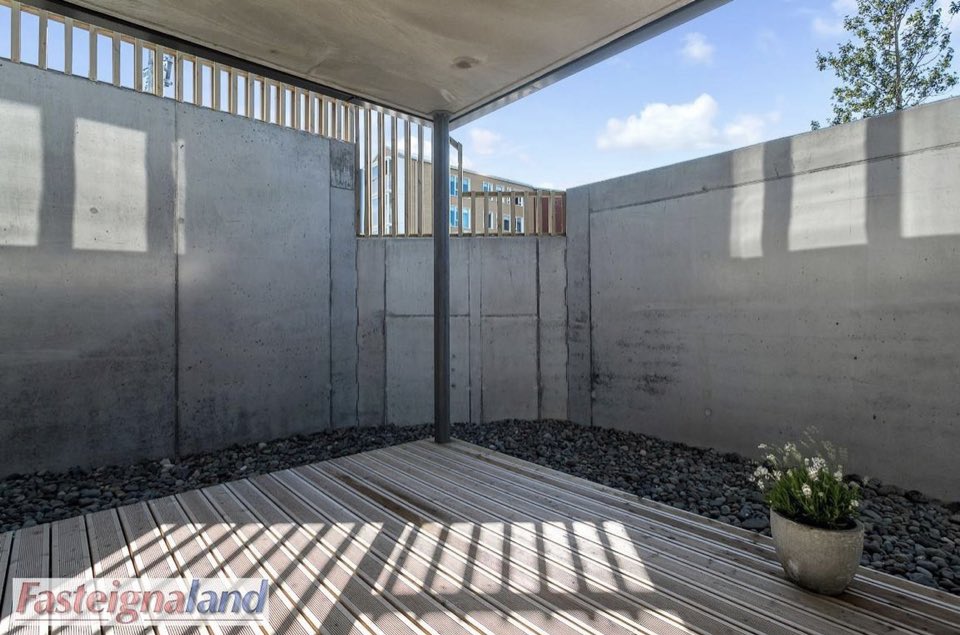 “Útgengi er úr stofu út á sólpall.”