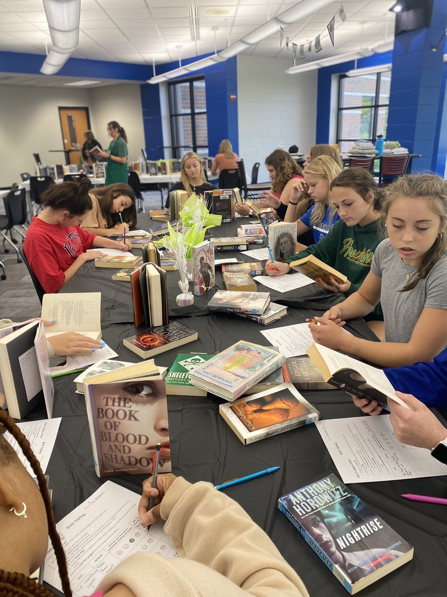 SBoroHSLibrary's tweet photo. What a fab Friday this was watching our SHS students engage in fun activities selecting their independent reading books!  @Springboro_SHS @SpringboroHS_AP https://t.co/cSsGQCqC8C
