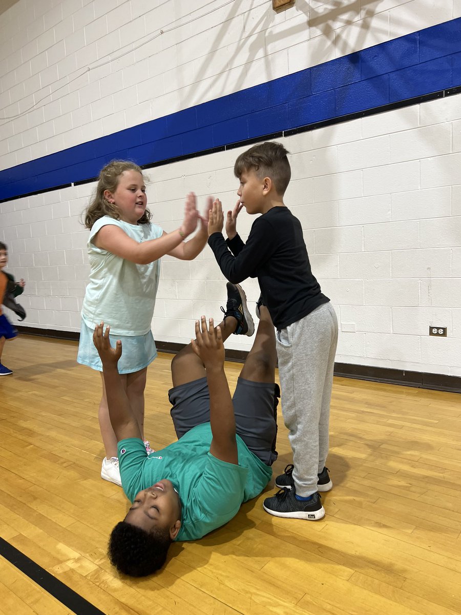 MrRobbins142's tweet photo. What better way to end the first week of school than a fan favorite like Dead Bug Tag! @seitz_danny @MissJohnsonRm29 @KerkstraCougars @ForestRidge142 #Engage142 #KerkstraCougars https://t.co/MgBie9AEhb