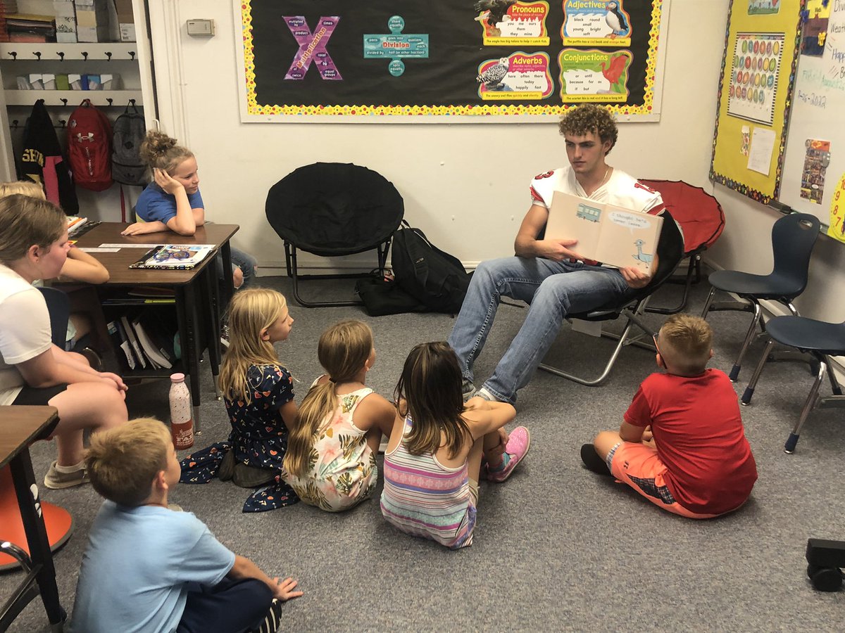 keisenhauer24's tweet photo. The 3rd graders enjoyed some reading from Blake on this football Friday!  @ElginPublic @WEPSTheBeak https://t.co/FtLInEYZAE