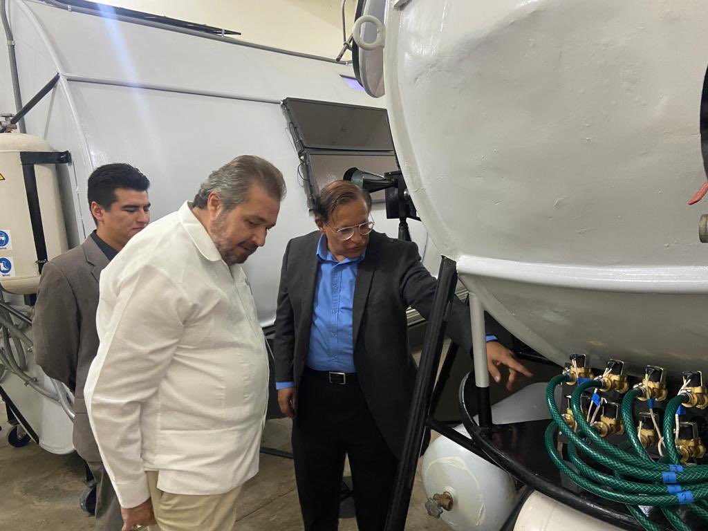 CentroAtmosEco's tweet photo. En días pasados recibimos al Dr. Hiram Mina Valdés, Director Gral de Educación Media Superior y  Superior del Edo. de Morelos. Le explicamos los avances del Plan Ares, primera propuesta latinoamericana de exploración tripulada de Marte. https://t.co/d0FRwL5iAw