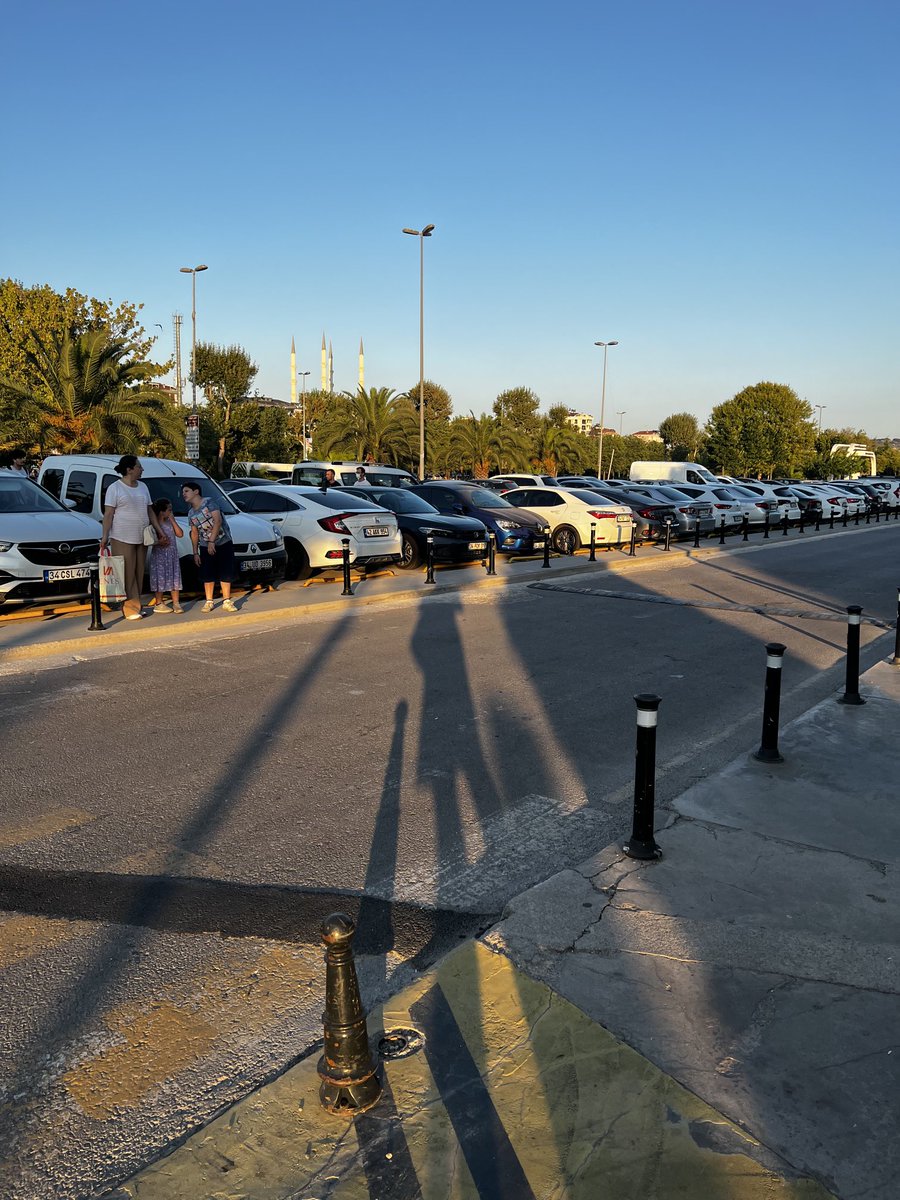 turantuncay's tweet photo. Maltepe sahilde ispark otopark tasarımındaki hatadan dolayı yayaların geçişi engelleniyor. Araçların arasındaki dar alandan geçmek zorunda kalıyoruz. Yaya geçitlerin olduğu alanlarda yeterli boşluk yok. Ne zaman düzelir? ⁦@istanbulbld⁩ ⁦@MaltepeBelTr⁩ ⁦@ispark⁩ https://t.co/LttmX3A1pp