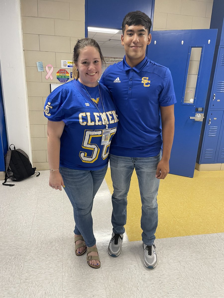 cmlerma01's tweet photo. Today the players chose a teacher to wear their jersey! Jakob Lerma chose Ms. Frink!! She has been one of his teachers his Freshman, Sophomore and Junior year! I love that he chose her! 💙💛🦬🏈👩‍🏫 #WinTheDay #DefendTheBrand @SamuelClemensHS @scbuffalostrong @ClemensBuffsFB https://t.co/93bPLdoFHc