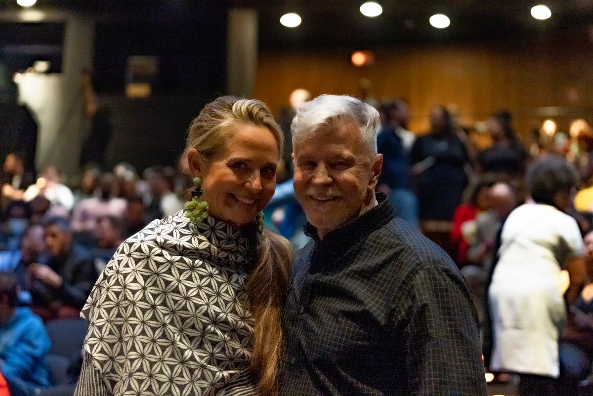 PVillelaMarino's tweet photo. Na pré-estreia de "Marrom, o Musical" – dirigido por Miguel Falabella e produzido por Jô Santana. Parabéns aos incansáveis que fizeram o espetáculo do espetáculo acontecer!  Os dons e talentos que Deus derrama são irrevogáveis. https://t.co/hbZcFgdGxD
