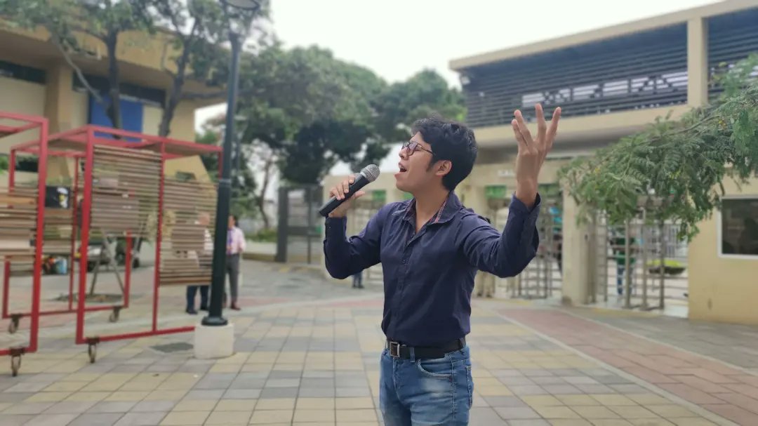 bienestarug's tweet photo. Se realizó la 8va. Edición de los #JuevesCulturales🎙️ donde estudiantes de la UG presentaron sus Obras fotográficas e intervenciones musicales. Evento organizado por el Decanato de Vinculación con la Sociedad y Bienestar Estudiantil. 🤓👍

#UniversidaddeGuayaquil #DECANATOVSBE https://t.co/eDrGQIgmcl