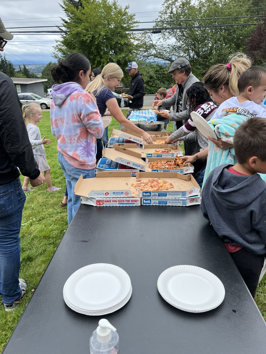 Annette94028774's tweet photo. Building commUNITY at Jackson Elementary. Today was our last day of Everett Ready so we held a pizza picnic for our new kinder friends and families!!
@EPS_Region1 @EPS_JacksonES @EverettSchools @DrIanBSaltzman https://t.co/HD0sMvyf3e