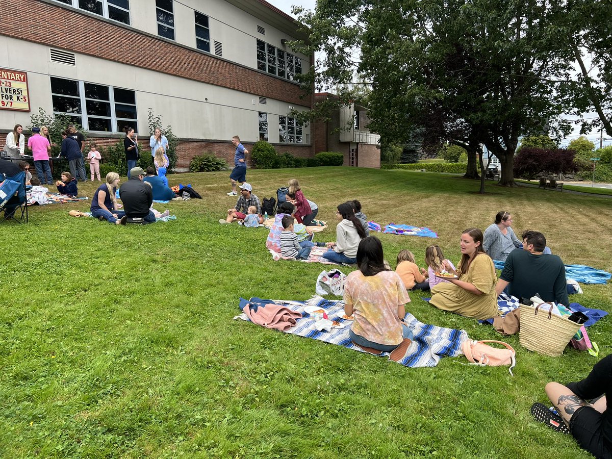 Annette94028774's tweet photo. Building commUNITY at Jackson Elementary. Today was our last day of Everett Ready so we held a pizza picnic for our new kinder friends and families!!
@EPS_Region1 @EPS_JacksonES @EverettSchools @DrIanBSaltzman https://t.co/HD0sMvyf3e