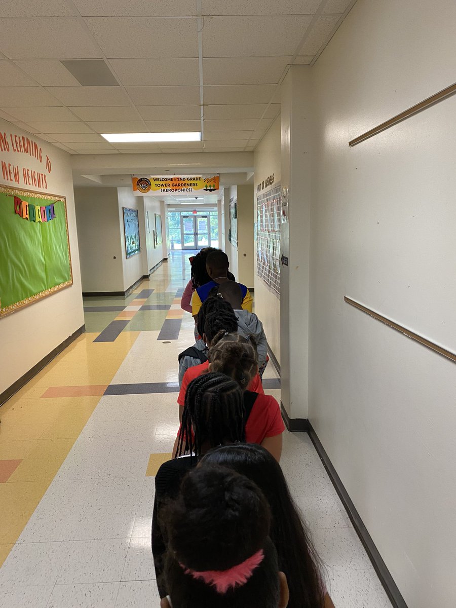 What makes a great leader? You guessed it! Being able to follow directions and model the Oakley SWAG…this is one way to collaborate. look at our hallway SWAG! <a href="/OakleyTigers/">Oakley Elementary School</a> #PBISStrong #OakleyInnovates #SteamCulture
