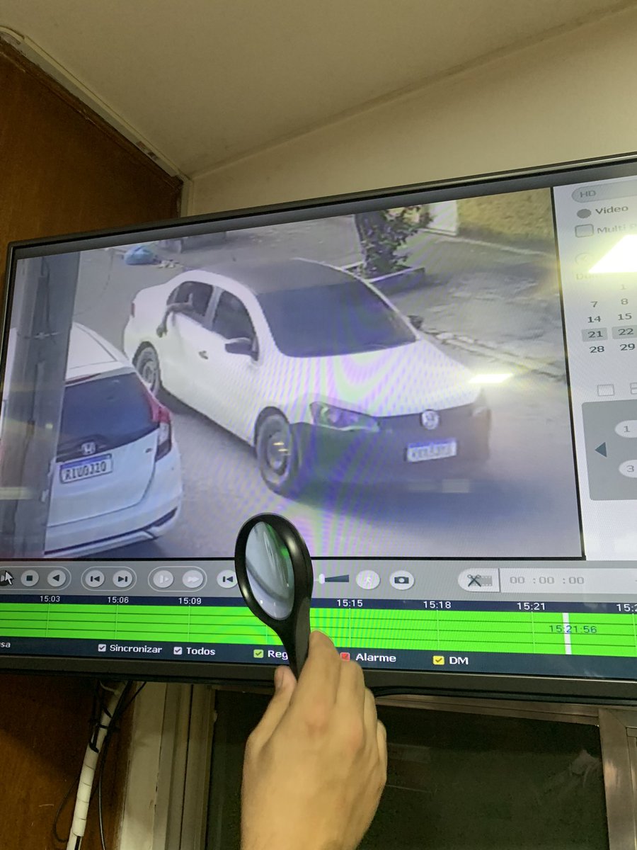 Voyage Branco com teto preto, foi nesse carro ai que o bandido estava!!!