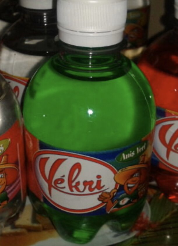 TheRealSentaa's tweet photo. Certains verront juste une bouteille, d’autres, le ballon officiel de la Ligue des Champions des récréations d’écoles primaires. #LaBelleEpoque https://t.co/emxwqaHWfL