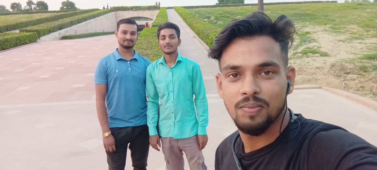 VivekLoyalist's tweet photo. Good picture at Raj Ghat in Delhi today. https://t.co/t2B8oNM4zU