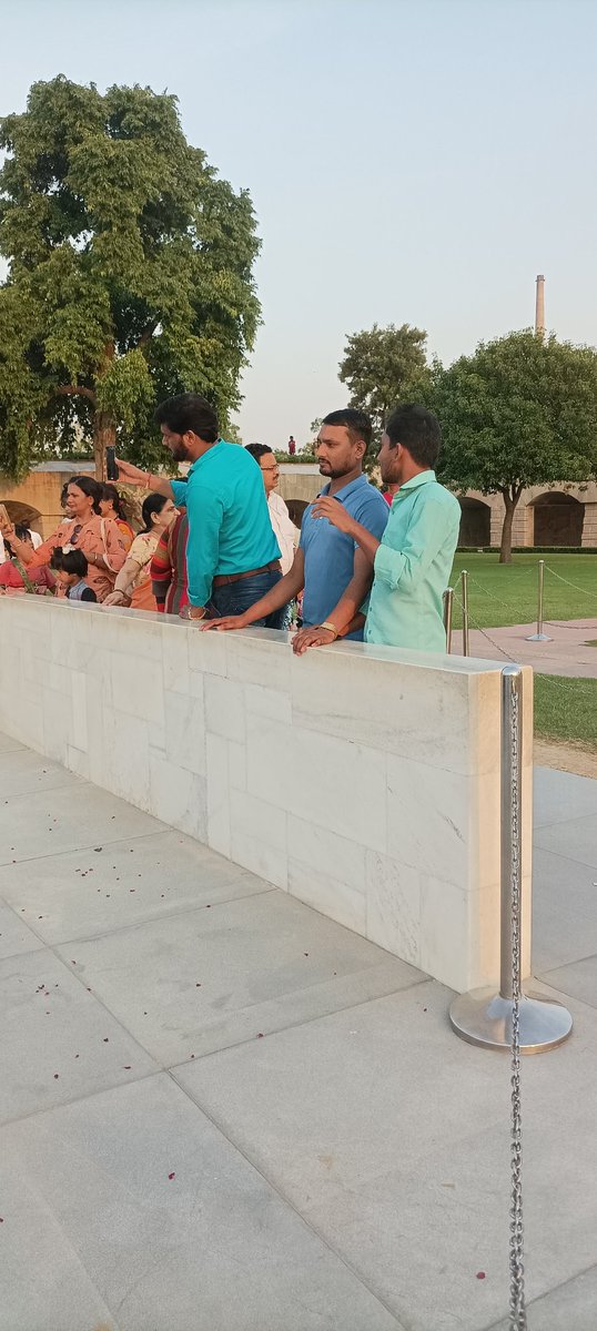 VivekLoyalist's tweet photo. Good picture at Raj Ghat in Delhi today. https://t.co/t2B8oNM4zU