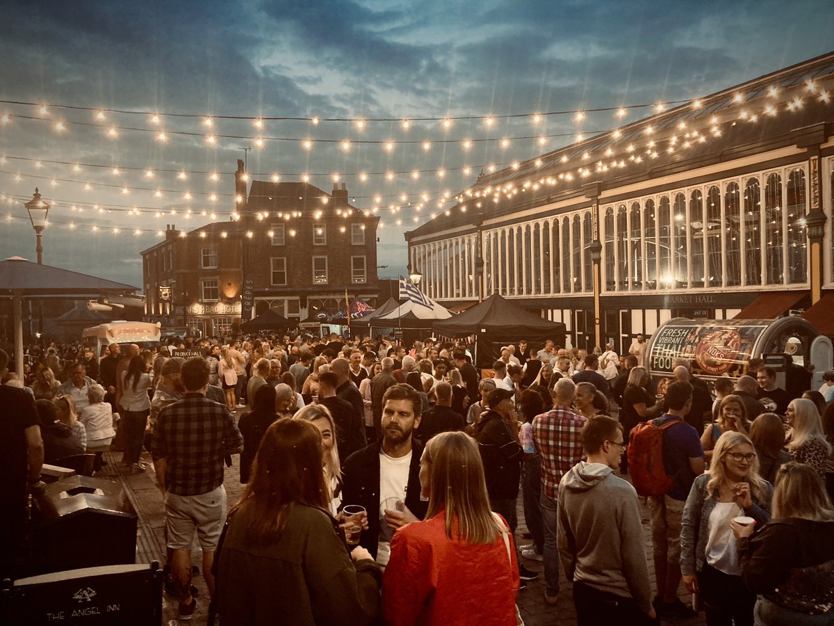 skfoodiefriday's tweet photo. Another busy evening at Stockport Market Place for @skfoodiefriday! 🍔🌭🍟🍕🍺

If you haven’t done yet, make sure to vote for us to win the “Best Pop-Up or Project of the Year” award at @McrFoodFest. 🏆 Every vote counts!! 🗳😊🤩

Vote here 👉 https://t.co/GnPHV4bdRB https://t.co/bLeqRzho26