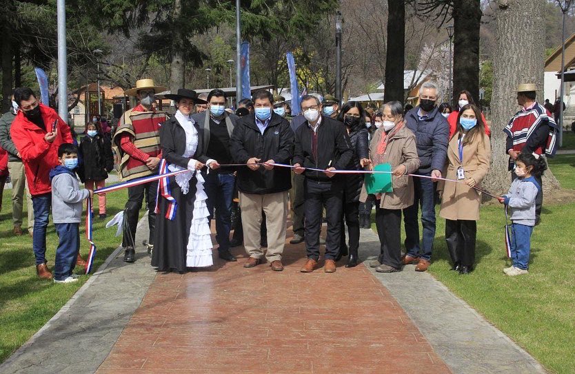 minvubiobio's tweet photo. Hoy inauguramos el mejoramiento de la Plaza de Trupán, en la comuna de #tucapel. Nuevo mobiliario urbano con identidad, construcción de una pileta y esculturas, sombreaderos, juegos infantiles inclusivos, juegos musicales, máquinas de ejercicio y más, son parte del proyecto. https://t.co/3ScgcwWA5P