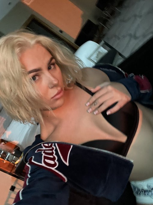 1 or 2? https://t.co/3bLy3wuWSy<a href="/tag/avnawards2023"class="tags"><span>#avnawards2023</span></a>