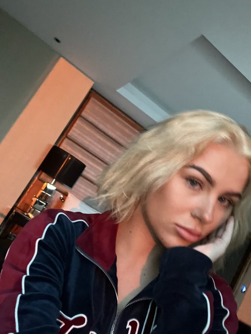 1 or 2? https://t.co/3bLy3wuWSy<a href="/tag/avnawards2023"class="tags"><span>#avnawards2023</span></a>