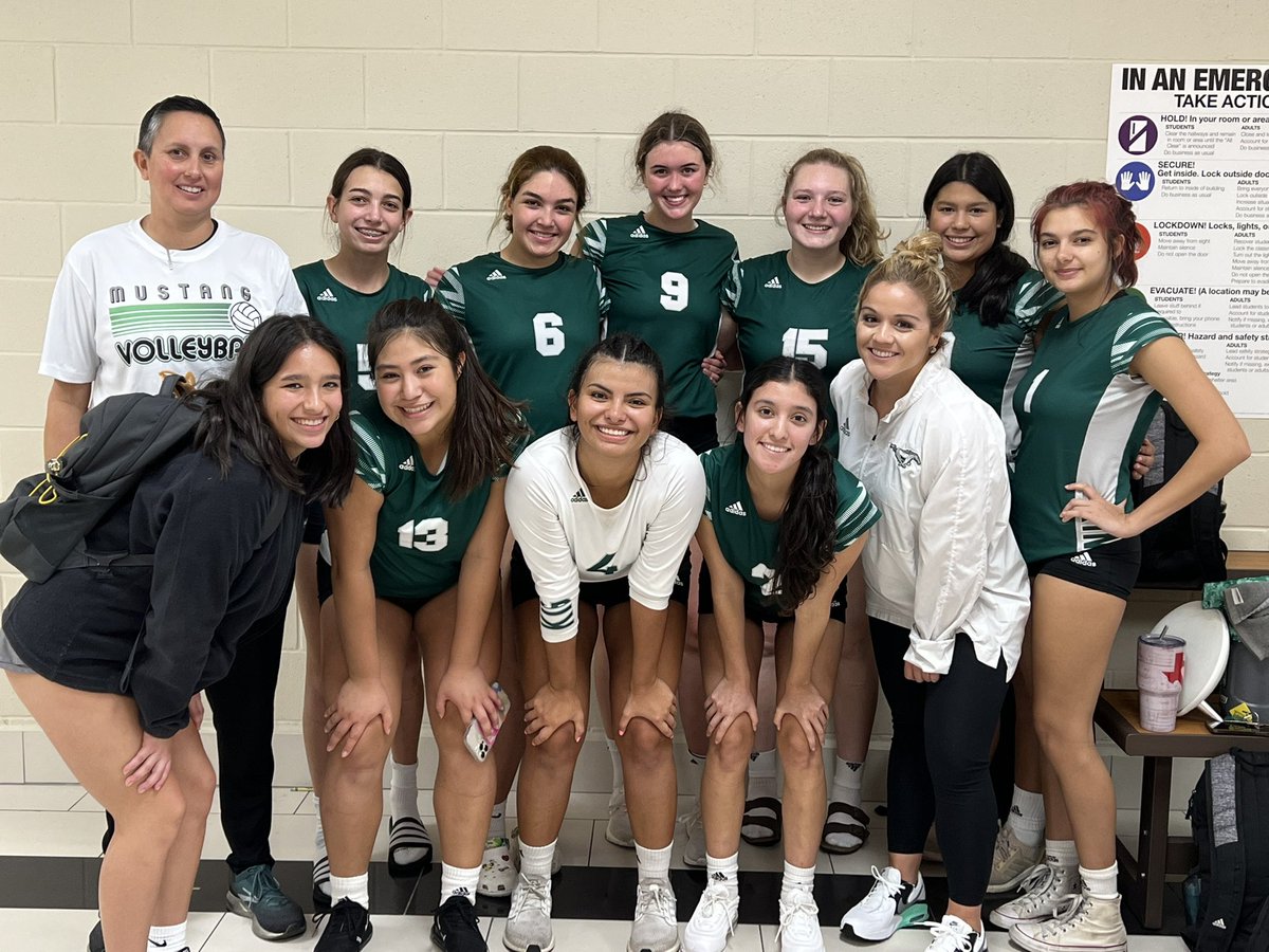 Lady Mustangs go undefeated on day 1 of the Laredo Tournament!! 🏐💪🏽💚
Championship bracket bound!!